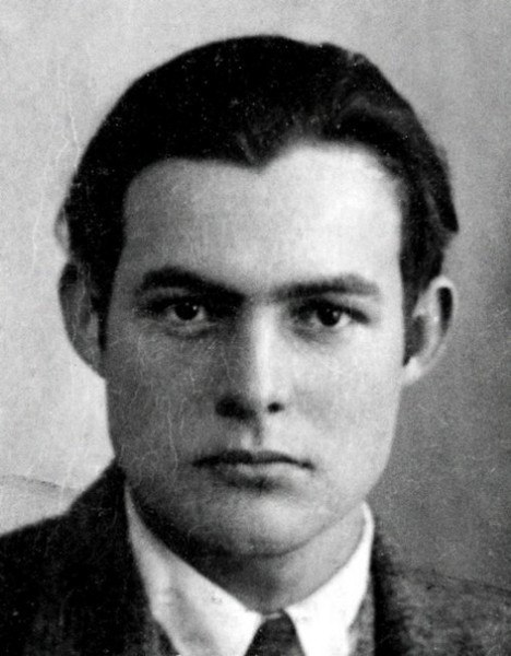 Победил судьбу, но не систему. Хемингуэй, спасая раненого итальянского снайпера, попал под огонь ...