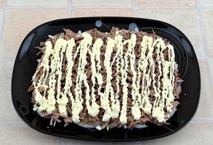 Салат «Мужские грезы».Сытный нежный салат из говядины, маринованного лука, нежных яиц и пикантного ... - 6