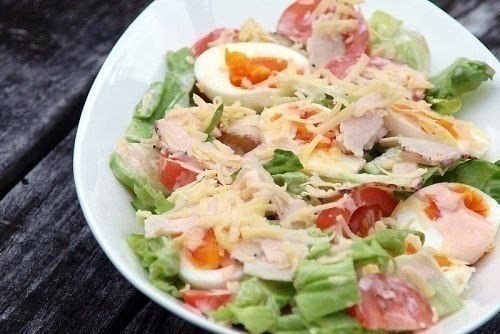 Свежий зеленый салат с курицей, овощами и сыром.Для любителей здорового питания, да и просто ...
