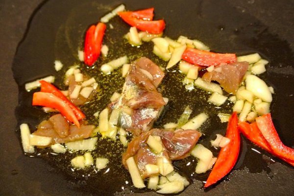 Спагетти с соусом из оливок, помидоров и каперсов.Ингредиенты:Спагетти — 600 гМасло оливковое по ... - 5