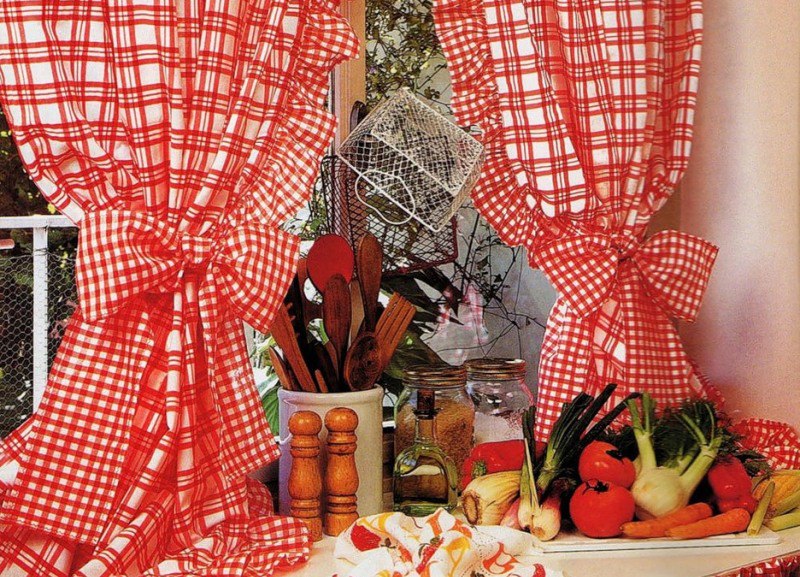 В роли подхватов могут быть применены различные предметы или украшения. Бусы, шелковые ленты, ... - 5