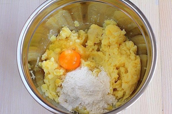 Картофельные зразы с грибами. Ингредиенты: 8 шт. картофель (крупный) 500 г шампиньоны 2 шт. лук ... - 3