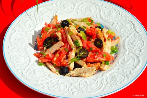 Вкусный и легкий салатик салат из курицы. Ингредиенты: Куриная грудка 2 шт; Помидор 2 шт; Черные ...