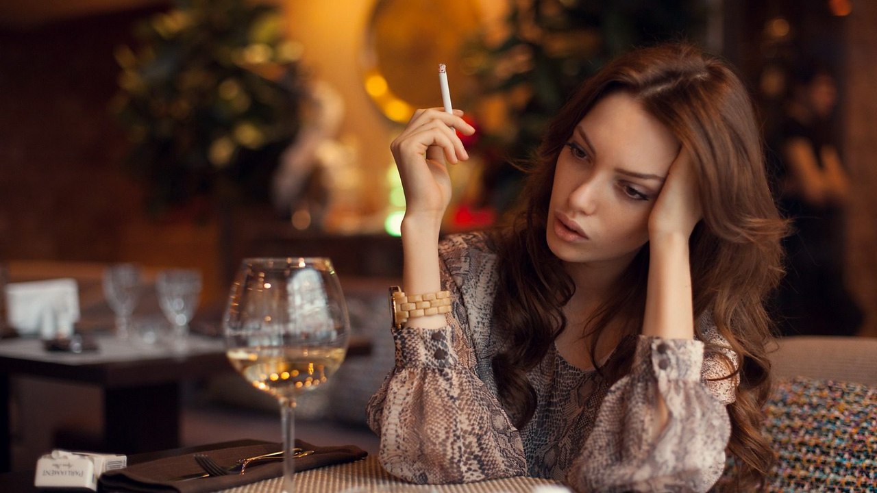 *.Я целую тебя каждой строчкой -каждой буквой и даже точкой!Я скучаю! Ты чувствуешь это?Я грущу и ...