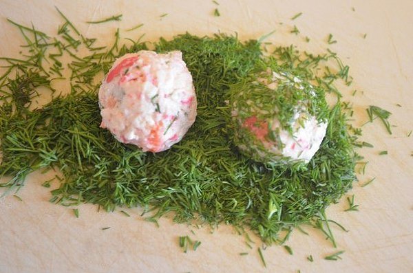 Сырные шарики с крабовыми палочками. Закуска из крабового мяса (или палочек) очень популярна. ... - 4