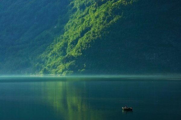 Дверь в душу, как и дверь в дом, нужно держать закрытой. В открытую дверь дует холодный ветер, ...