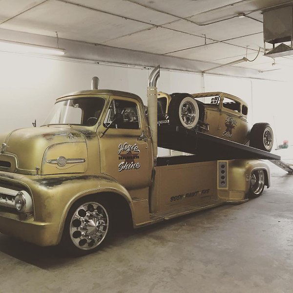      . 1953 Ford C750  1930 Model A   Hogie Shine. - 4