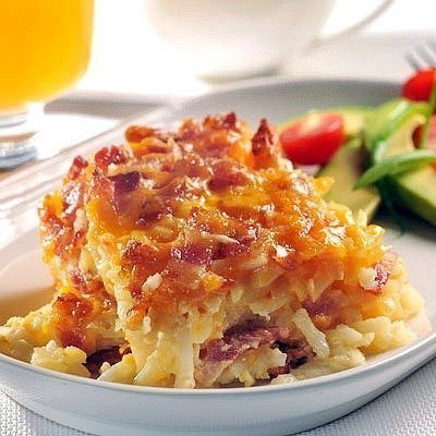 Очень вкусная находка! Выкладываем слоями тёртый картофель, лук, бекон (можно заменить ветчиной или ...
