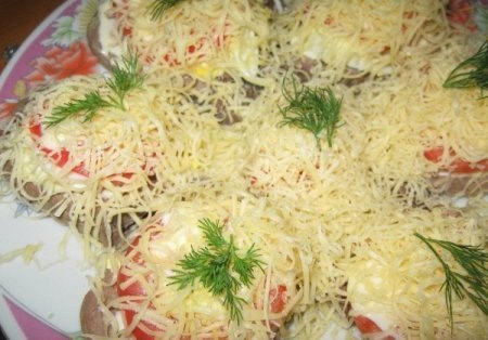Язык по-королевски.Язык по-королевскиИнгредиентыОтварной говяжий язык - 1 шт.Яйца - 2-3 шт.Сыр - 100 ...