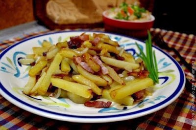 Ароматная картошка с луком и беконом.Ингредиенты:Картофель – 0,5 кгБекон копченый – 150 гЛук – 2 ...