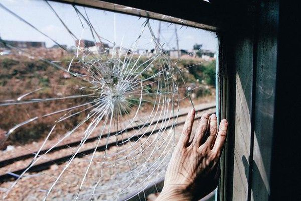 Есть люди, пребывание рядом с которыми разрушает тебя. Это не значит, что они – плохие. Это значит, ...