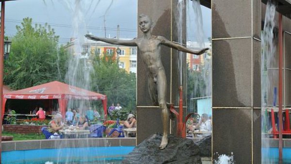 Фонтан "Детство" Фонтан "Детство" находится на проспекте им. газеты ...