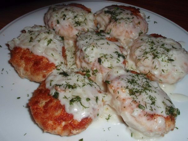 Куриные котлетки с луковым соусом.на 100грамм - 81.25 ккалБ/Ж/У - 12.13/1.41/4.52Ингредиенты:куриное ...
