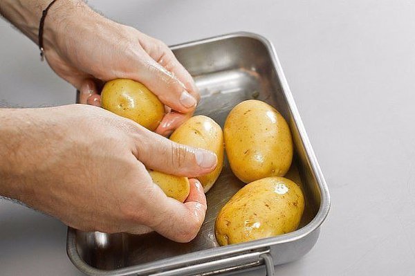 Картофель, запеченный в мундире.Ингредиенты (4 порции):Картофель - 4 шт.Чеснок - 4 зубчикаМасло ... - 2
