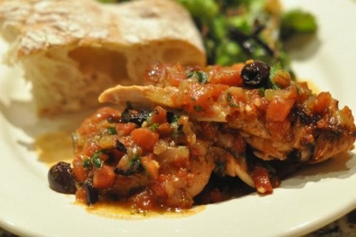 Курица по-провански с маслинами.ИНГРЕДИЕНТЫ:Таблица меркурица 1 кгпомидоры 400 гмаслины без косточек ...