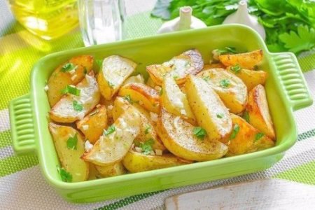 Картофель по-гречески.Ингредиентыкартофель – 6-7 шт.чеснок – 2-3 зубчикасок лимона – 1/4 ...