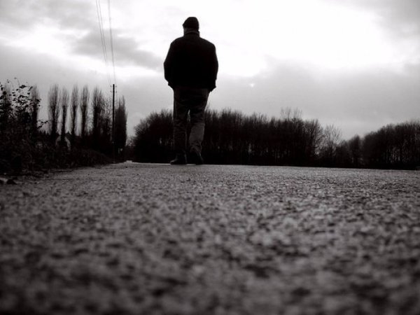 Папа никогда не умирает, Просто рядом быть перестает... Иногда пытаюсь я представить, Будто просто ...