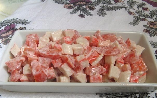 Салат с крабовыми палочками, яйцом и помидорами.на 100грамм - 69.21 ккалБ/Ж/У - ...