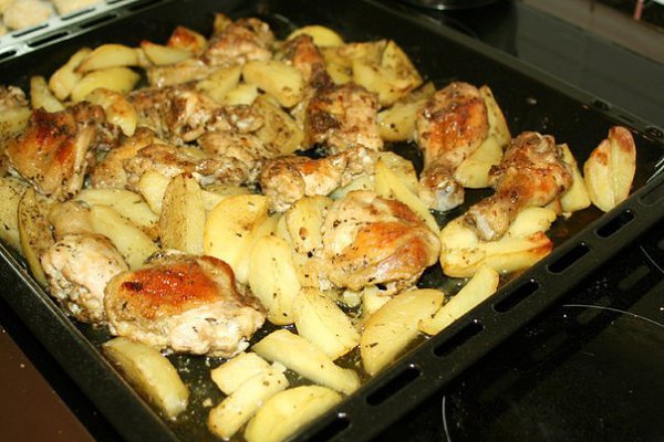 Курица с картошкой.Разрезаем курицу на некрупные куски, кладем на противень, начищаем, нарезаем ... - 6