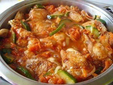 Ароматная курица с кабачками в соусе. 1 кг курицы 200-300 г кабачков 1 морковь 1 головка лука 2 ... - 4