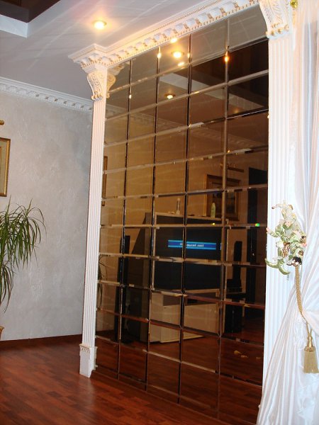 Интерьеры, которые украшают зеркала с фацетом, имеют законченный вид, при этом наполнены атмосферой ... - 7