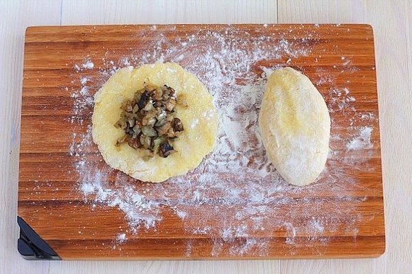 Картофельные зразы с грибами. Ингредиенты: 8 шт. картофель (крупный) 500 г шампиньоны 2 шт. лук ... - 4