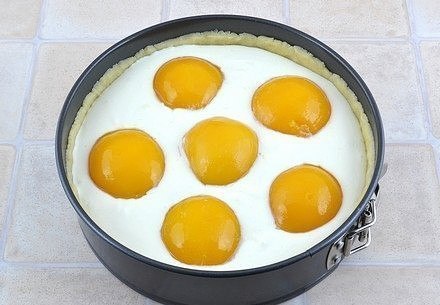 Творожный пирог с персиками. Нежнейший пирог с творогом и консервированными персиками. Ингредиенты: ... - 9