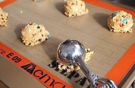 ОВСЯНОЕ ПЕЧЕНЬЕ С M&Ms. ИНГРЕДИЕНТЫ: 200 г овсяных хлопьев 100 г сливочного масла 200 г сахара 150 г ... - 4