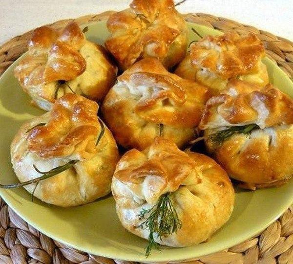 Закусочные мешочки из слоеного теста на праздничный стол! Очень вкусными получаются мешочки из ...