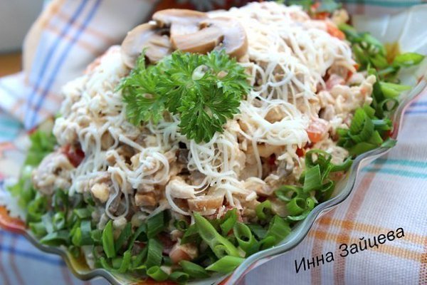Салат «Алекс».Еще один вкусный салатик в праздничную копилочку рецептов.Ингредиенты:Куриная грудка — ...
