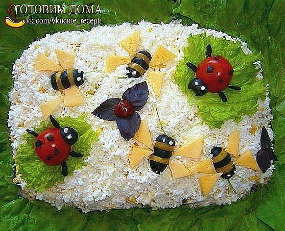 Салат с крабовыми палочками — ПЧЕЛКИ.Чрезвычайно вкусно!Выкладываем слоями салат:1 слой-крабовые ...