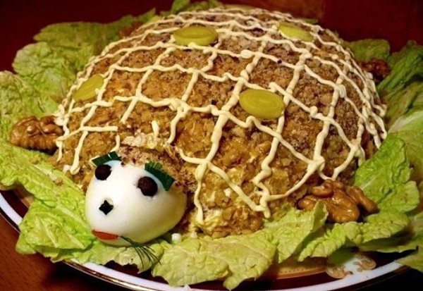 9 вкусных салатов.Салат «Черепаха».Ингредиенты: яйца – 4 шт. мясо куриное (копченое) – 150 г ...