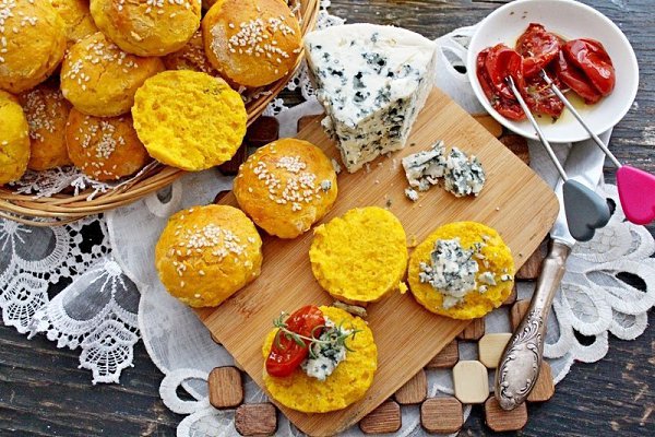 Тыквенные булочки с сыром. Тыквенные булочки с пармезаном и свежим розмарином — удивительно вкусные. ...