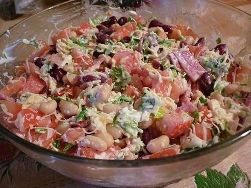 Вкусный салатик. Ингредиенты: 1 банка консервированной фасоли ( только не в томате), 2 помидора, 50 ...