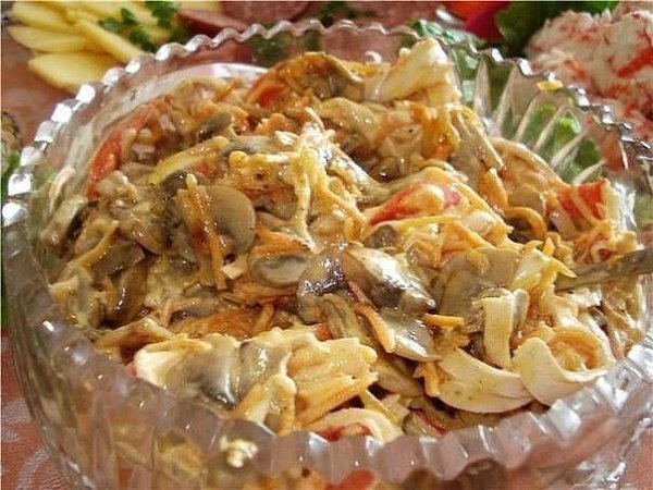 10 салатов с ГРИБАМИ.1. Салат из куриного филе, свежих огурцов и консервированных ... - 4