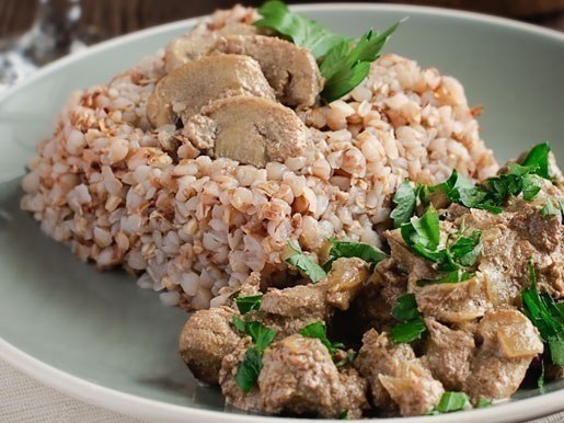 Топ-9 вкуснейших блюд с гречкой. 1. Гречка-по купечески Ингредиенты: 300-400 гр. мяса 1 стакан ... - 9