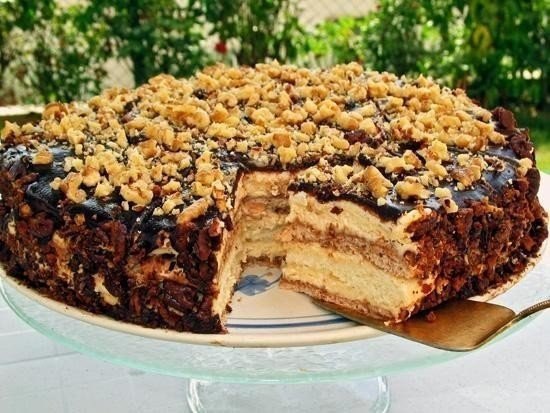 Простой и вкусный тортик.Первым делом выпекаем коржи.Ингредиенты:0.5 кг сметаны2 стакана саxара3/4 ...
