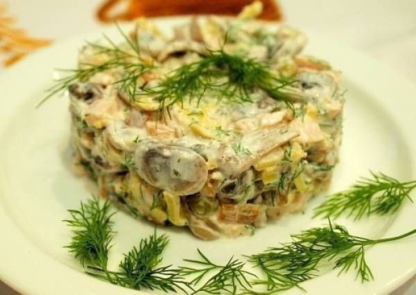 Салат с шампиньонами и курицей.на 100грамм - 82.98 ккалБ/Ж/У - 9.23/3.29/4.45Ингредиенты: Куриная ...