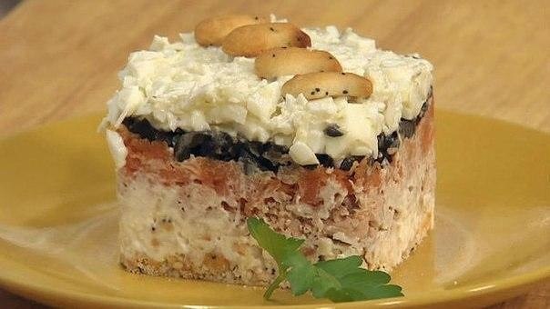 Салат с крекерами.Ингредиенты:Консервированная горбуша - 1 банка, отварные яйца - 2 шт., майонез - 2 ...