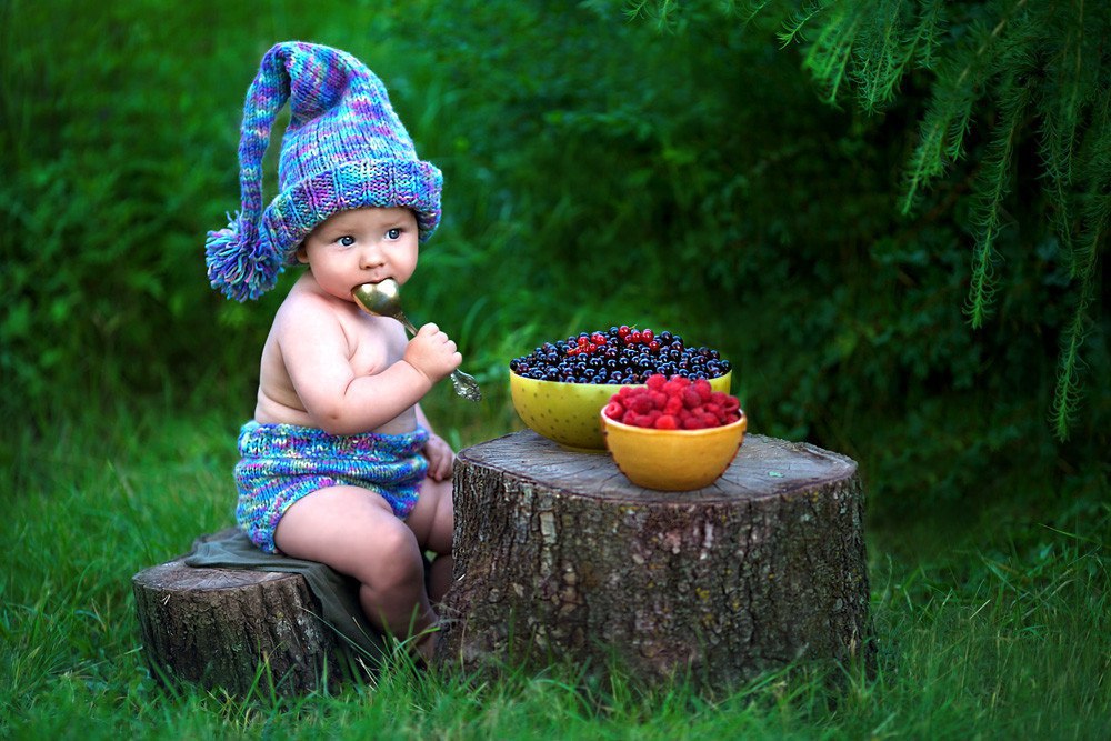 Хочешь ягодку. Малыш на природе. Детская фотосессия на природе летом. Ягоды для детей.