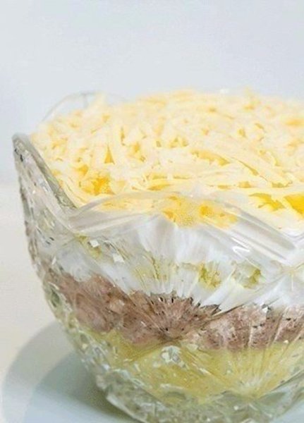 ТОП–5 вкусных слоёных салатов.1. Салат из белокочанной капусты с курицей и яичными ... - 5