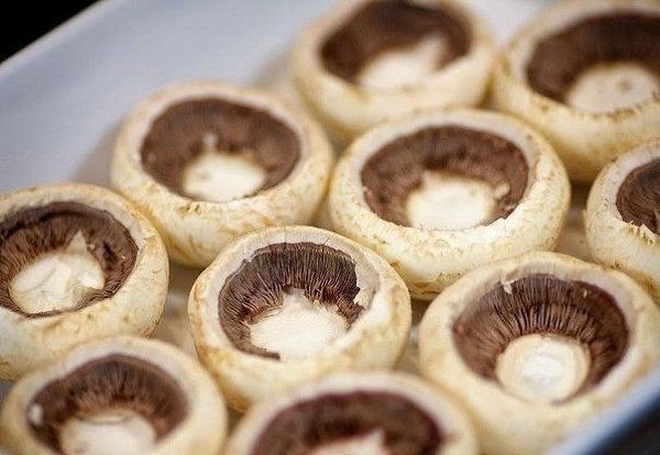 Шампиньоны с курицей и сыром.Ингредиенты:500 г куриного филе60 г феты10 больших свежих шампиньонов4 ... - 4