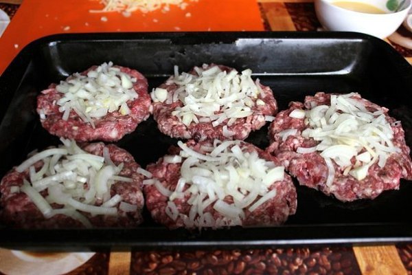 Стожки - блюдо из мясного фарша. Для приготовления стожков понадобится: фарш мясной - 0,5 кг яйца ... - 3