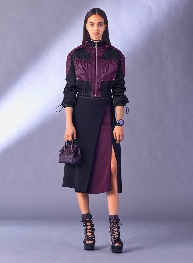 Для коллекции Versace pre-fall 2017 Донателла Версаче (Donatella Versace) комбинирует спортивный и ...