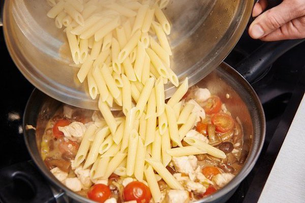 Пенне регате с курицей и грибами.Ингредиенты:Паста (пенне регате) — 400 гСоль — по вкусуГрибы свежие ... - 4