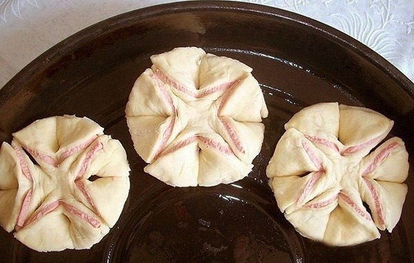 Колбасные цветочки.Можно использовать готовое слоеное тестоИнгредиенты:– молоко – 200 мл– яйцо – 1 ... - 3