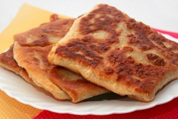 Плацинды с квашеной капустой.Ингредиенты:Мука — 2,5-3 стаканаВода — 1 стаканСоль — 1/2 ч. л.Сода — 1 ...