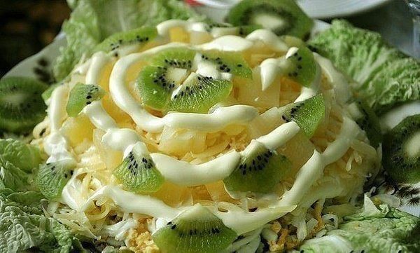 10 салатов с ГРИБАМИ.1. Салат из куриного филе, свежих огурцов и консервированных ... - 10
