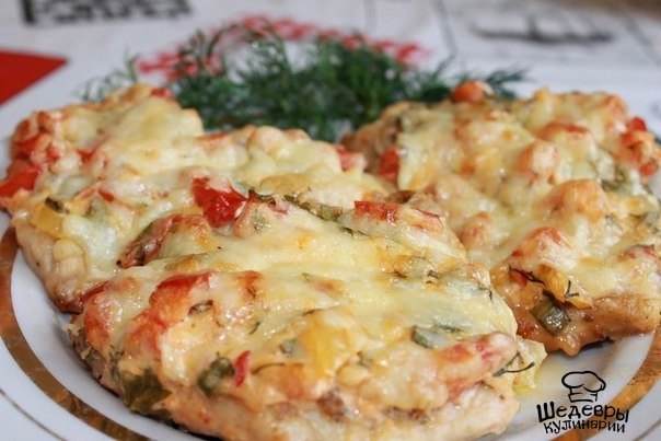 МЯСО ПО-ФРАНЦУЗСКИ К НОВОМУ ГОДУ.Отличная праздничная идея!ИНГРЕДИЕНТЫ: куриное филе — 2 шт. (250 г) ...