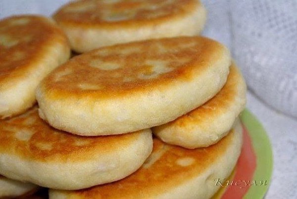 Пирожки с мясной начинкой.Ингредиенты:молоко 400 гмасло сливочное 150 гсахар 2 ст. л.соль 0,5 ч. ...